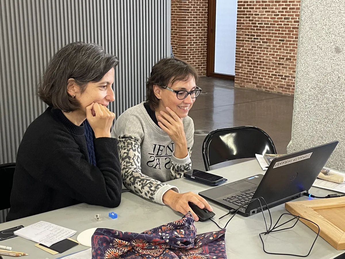 Dos artistas trabajando en sus proyectos en el Centro de Cultura Contemporánea Condeduque
