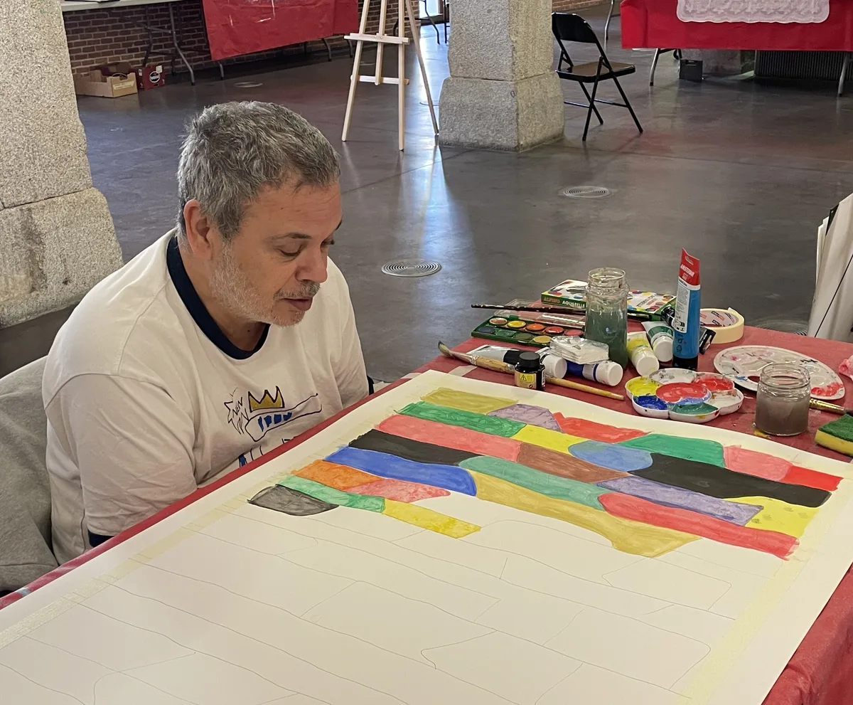 Artista desarrollando su proceso creativo en las III Residencias de Living Museum Madrid