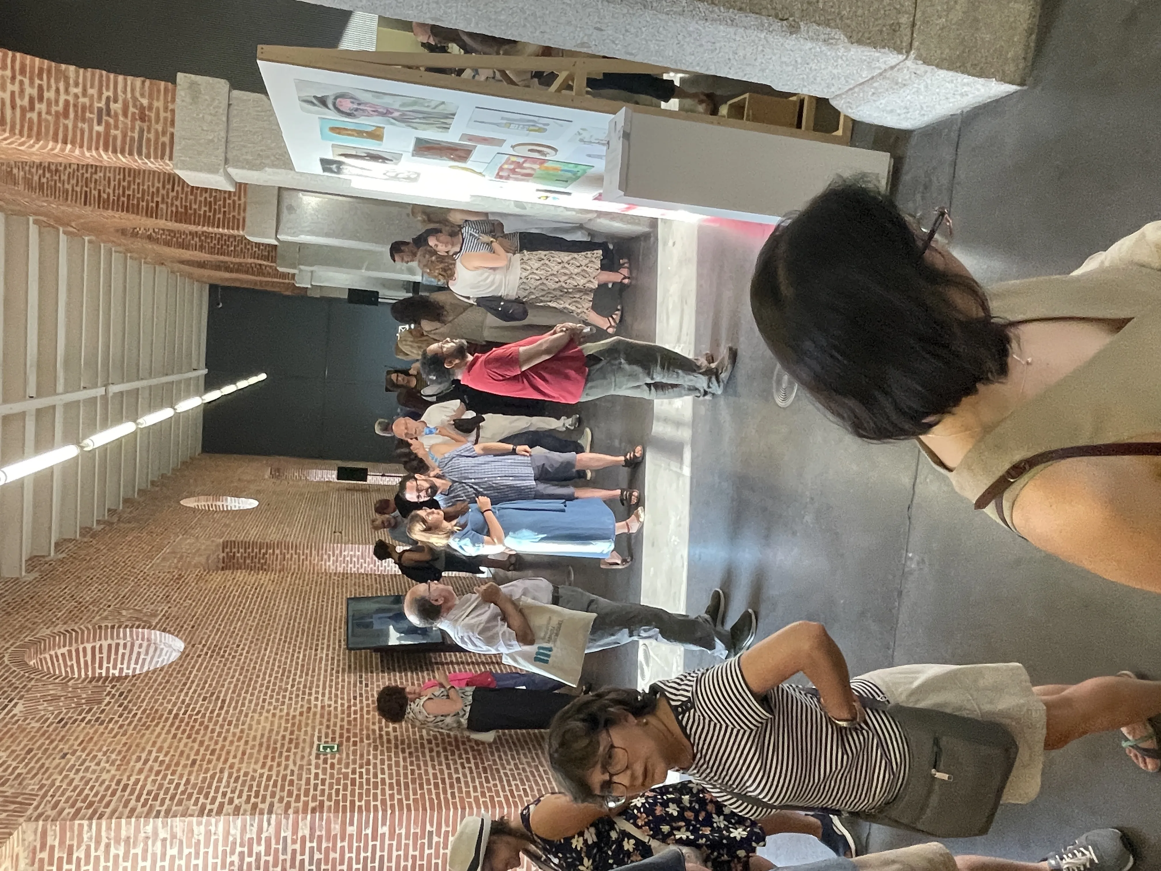 Artista presentando su obra en la exposición Microcosmos, Ecotonos, Universos