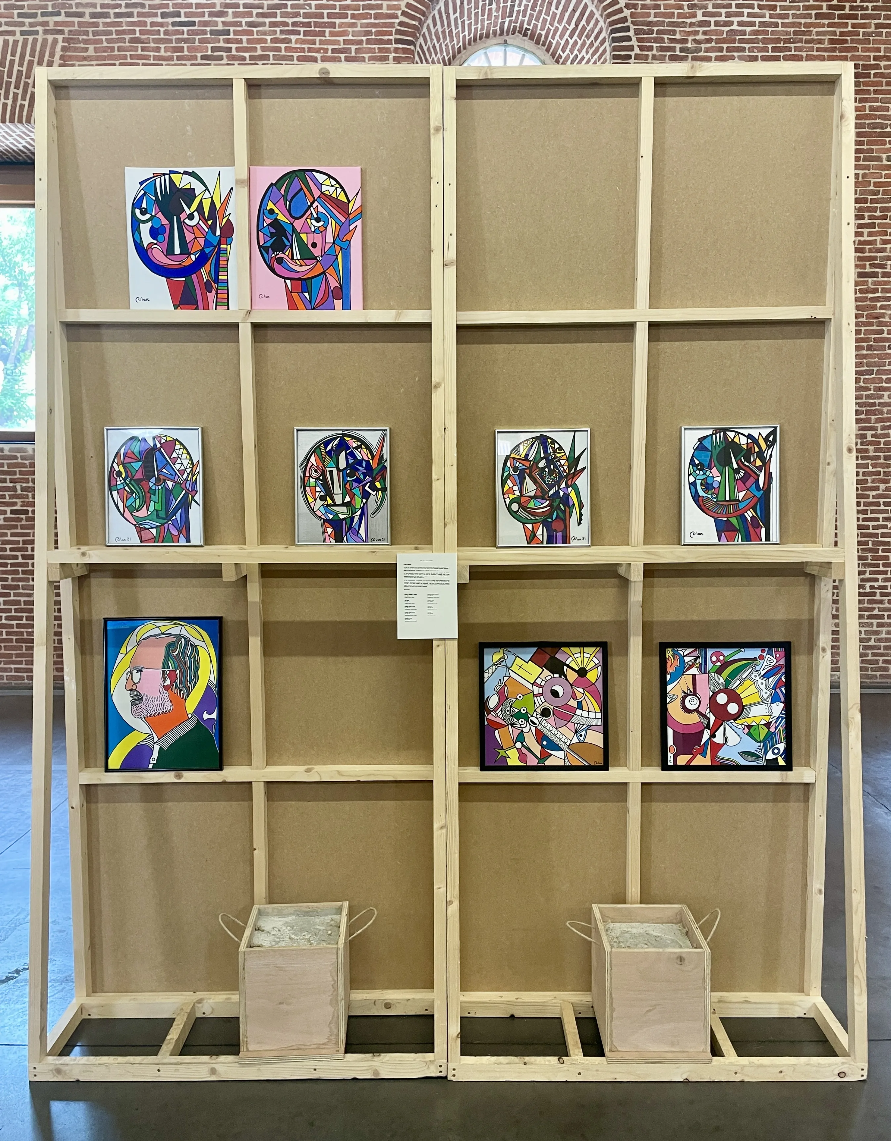 Trabajos artísticos en las paredes durante la exposición