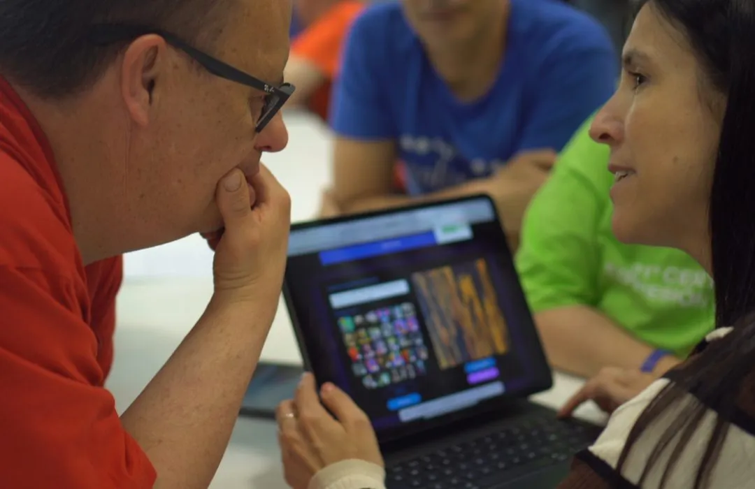 Proceso artístico combinando arte y tecnología
