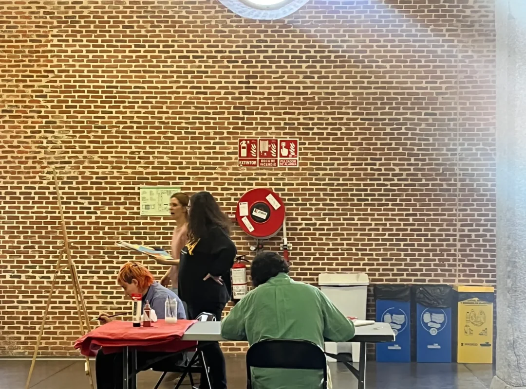 Participantes antiguos y nuevos trabajando juntos
